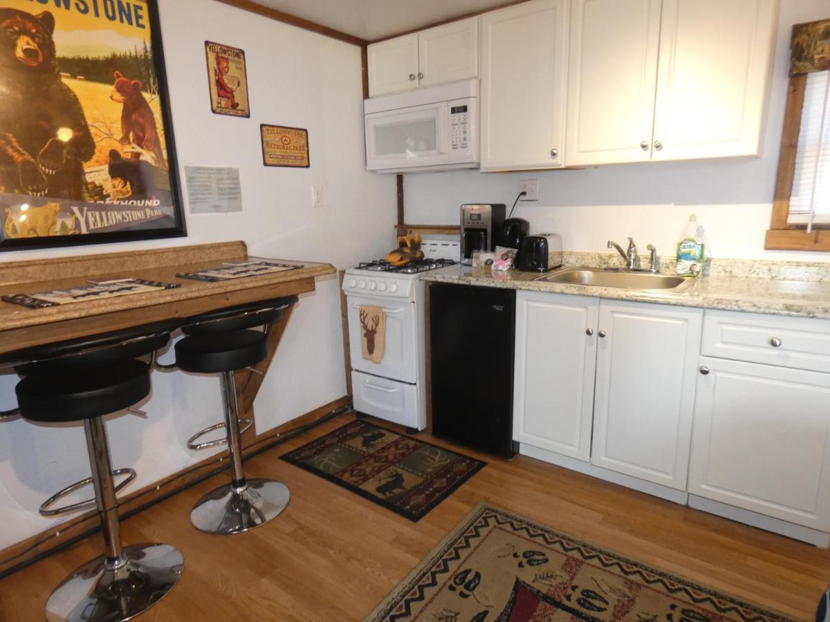 Yellowstone Motel - Adults Only - All Rooms Have Kitchens West Yellowstone Exterior photo